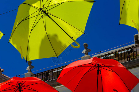 五颜六色的雨伞城市街道装饰图片
