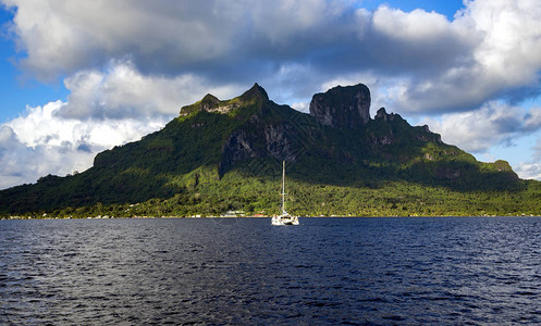 孤独的双体船停泊在法属波利尼西亚社会群岛背风群的波图片