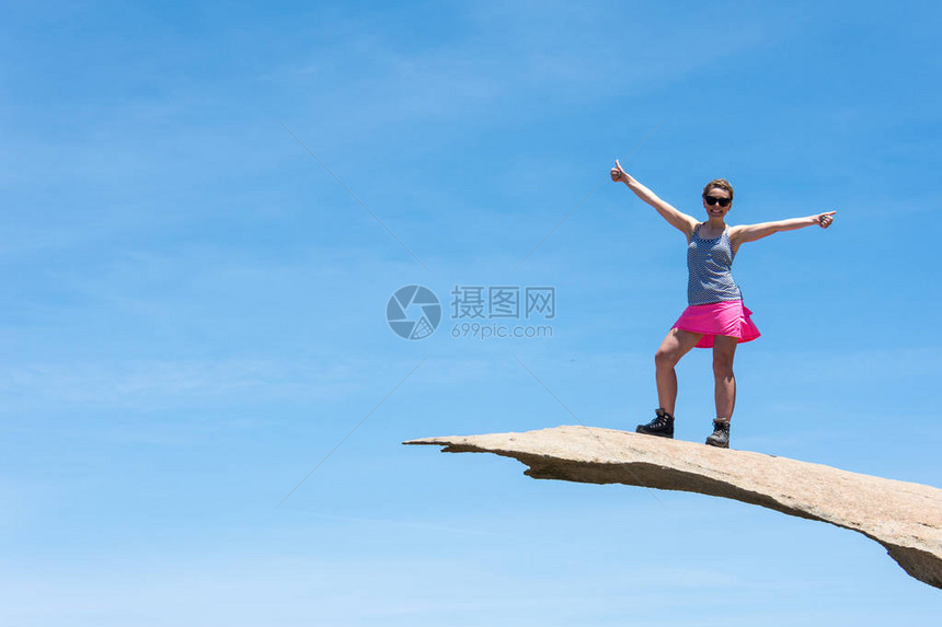 勇敢的年轻成年女登山者站在圣迭戈加州土图片