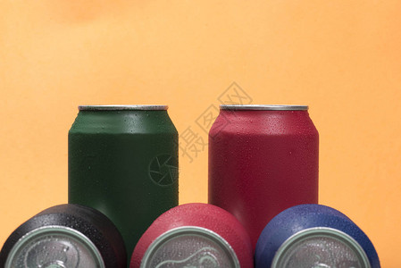 五颜六色的铝罐和碳酸饮料图片