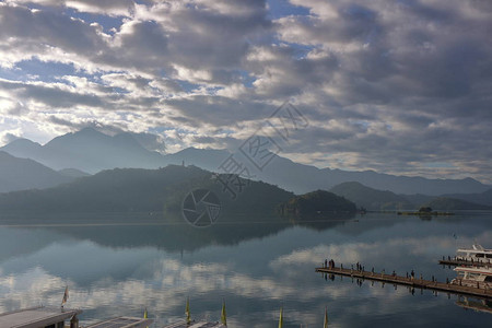 美丽的山湖风景图片