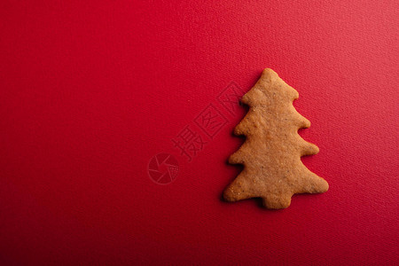 红背景的圣诞树形状cook图片