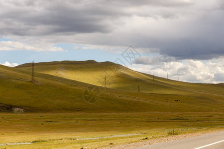 高压电力线贯穿蒙古山区美丽的蒙古风景图片