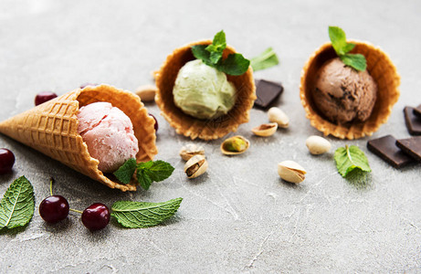 一套不同颜色和味道的冰淇淋勺配有樱桃高清图片