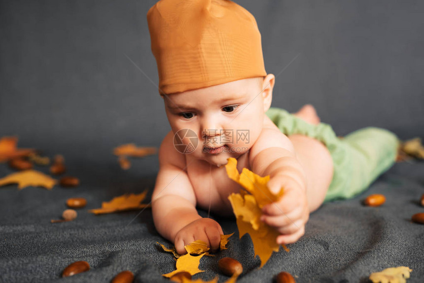 新生的婴儿男孩在秋天背景中有图片