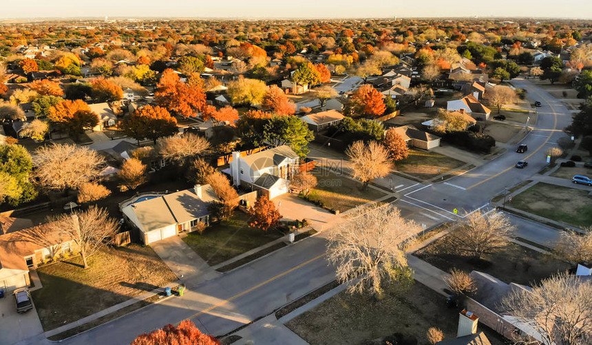 位于美国得克萨斯州达拉斯大郊外的住宅区图片