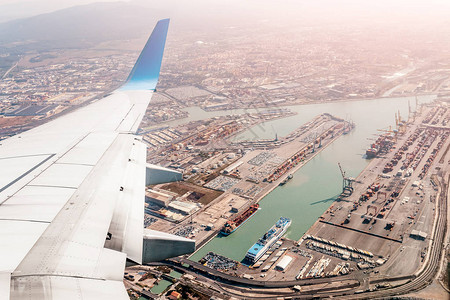飞往工业运输海港的飞图片