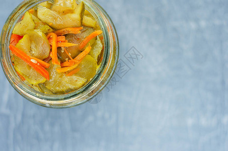酸黄瓜和胡萝卜在罐子里T图片