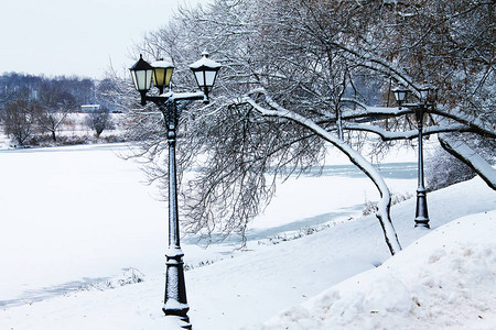 冬季圣诞节和新年城市小湖冰图片