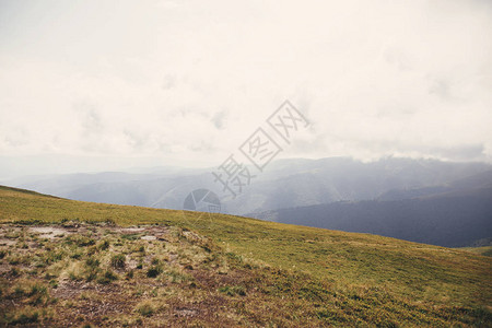 喀尔巴阡山脉绿色山丘的美丽景象图片