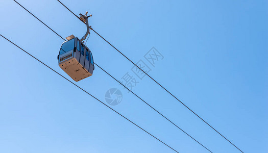 反对天空的索道高空运输和旅图片