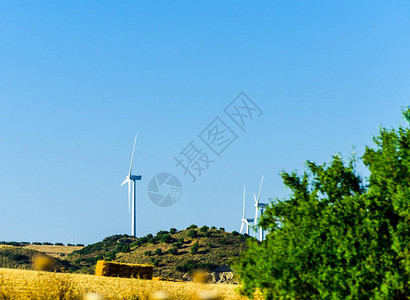 在蓝天替代能源环境上发电的风力涡轮机图片