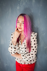 一个粉红色头发的漂亮女人的时尚肖像图片