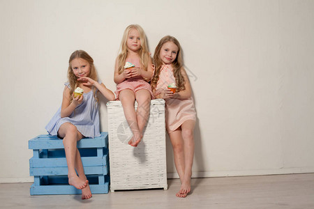 三个时髦的小女孩金发女郎朋友的妹和图片