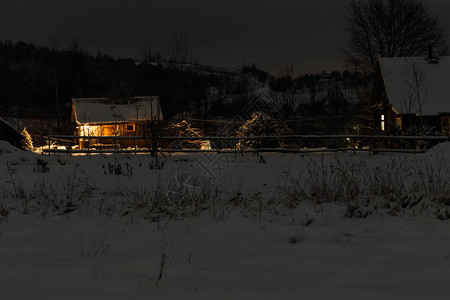 冬天是寒冷的雪木屋周高清图片