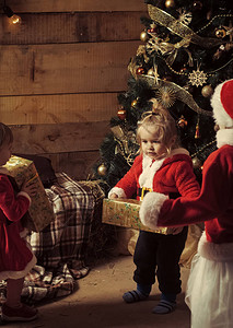圣诞树上的圣诞老人孩子图片
