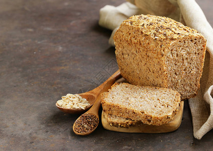 黑麦全面包配亚麻籽和燕麦片图片