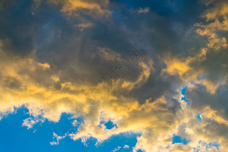 黑山天空中戏剧日落的风景图片