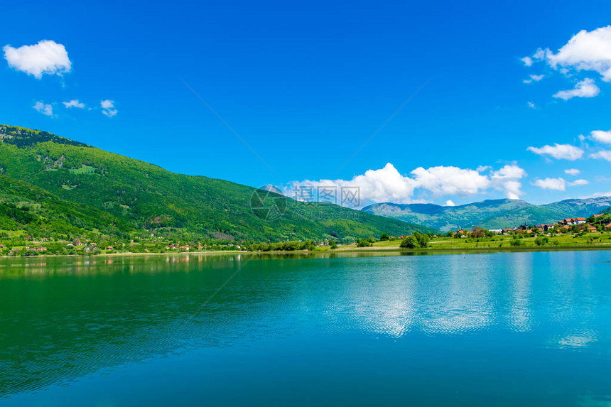 山间谷中风景如画的高山湖泊图片