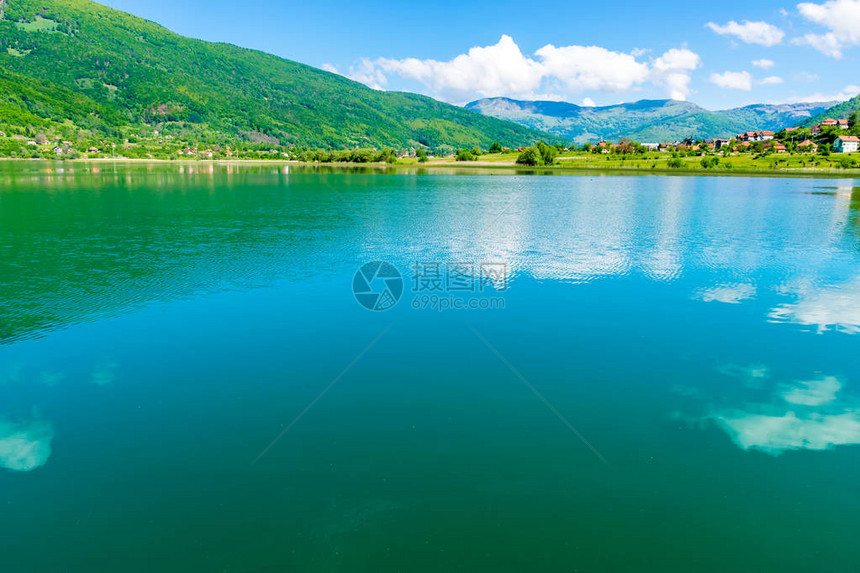 山间谷中风景如画的高山湖泊图片