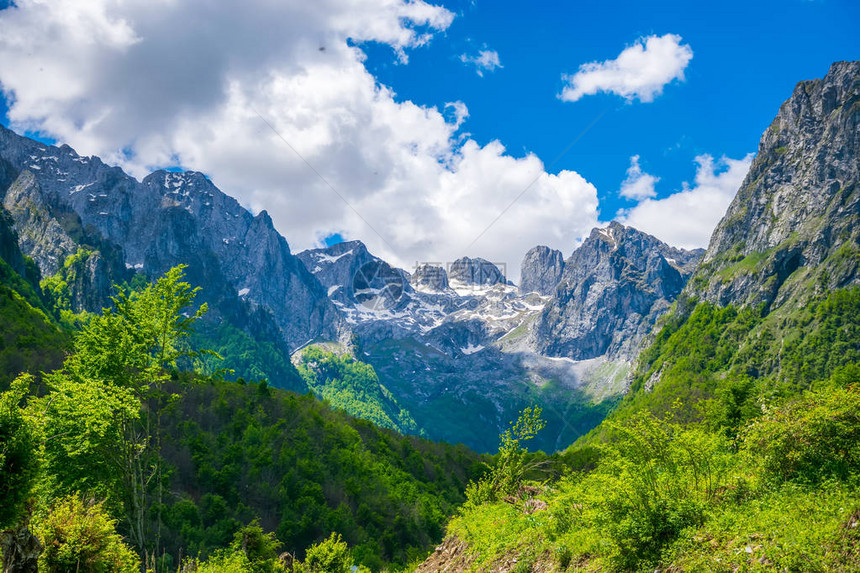 高山风景如画的雪峰全景图片