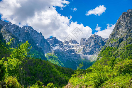 高山风景如画的雪峰全景图片