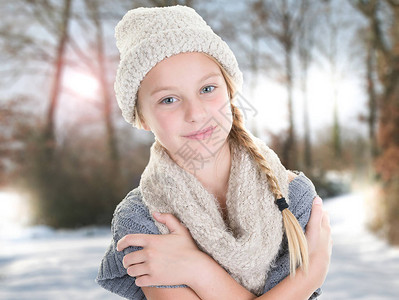 在冬季风景中露户的可爱女孩雪图片