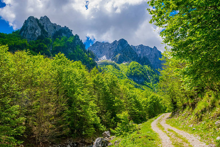 蜿蜒曲折的石路在高的青山中背景图片
