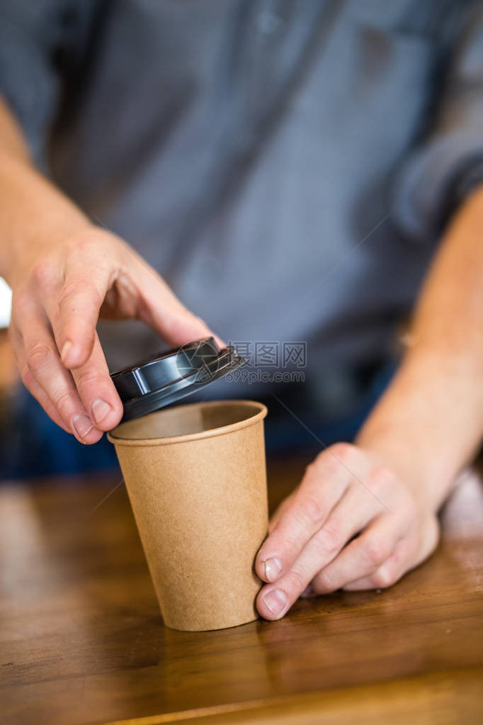 咖啡师准备咖啡的裁剪图片图片
