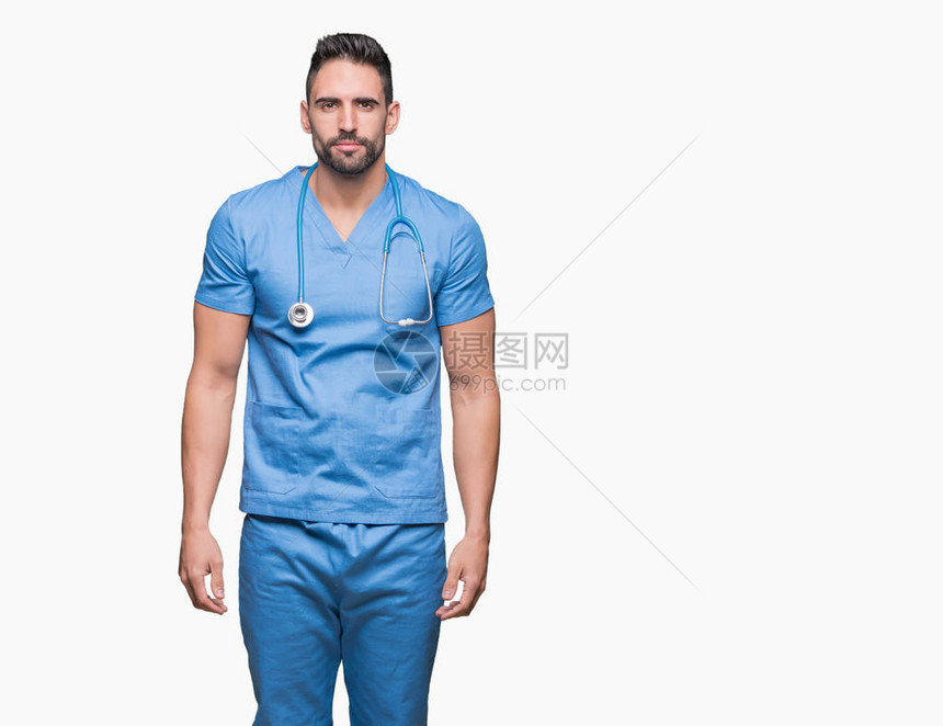 身处孤立背景的英俊年轻医生外科医生男子在面部严肃表现后放松了下来图片