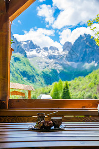 山间餐厅为游客服务土耳其咖啡背景图片