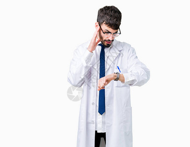 年轻专业科学家穿着白色大衣与世隔绝的背景看着钟表时间担心害怕迟到的图片