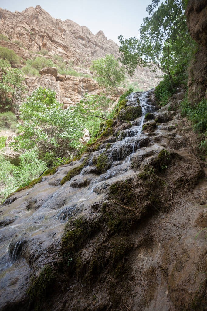 山中的瀑布伊朗西部霍拉马巴德县周围的景观和自然景观在伊朗公路旅行中的一站在山区和瀑布中徒步旅行洛图片