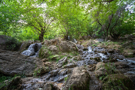 一站购美丽的与运动水流伊朗西部霍拉马巴德县周围的景观和自然景观在伊朗公路旅行中的一站在山区和中徒步旅行洛背景