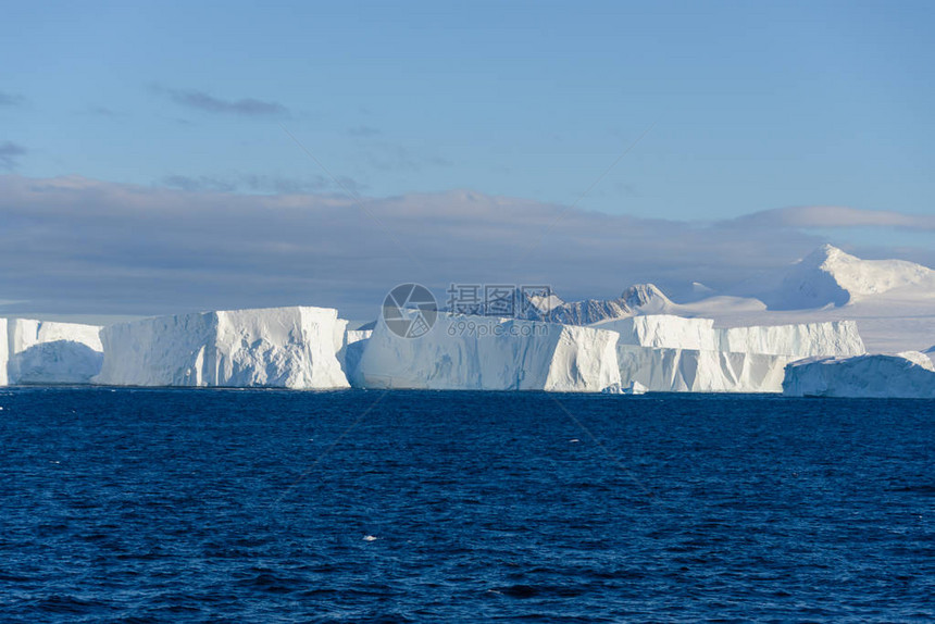 与冰山的南极海景图片