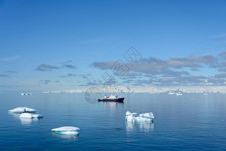 远征船在有冰山的南极海图片