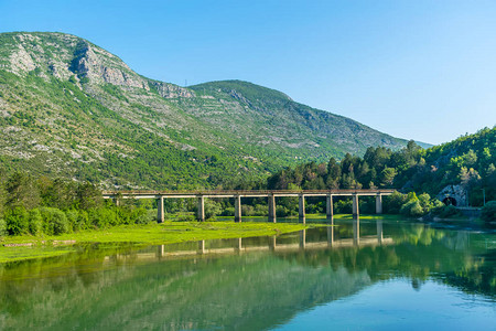铁路桥越过山区河流图片