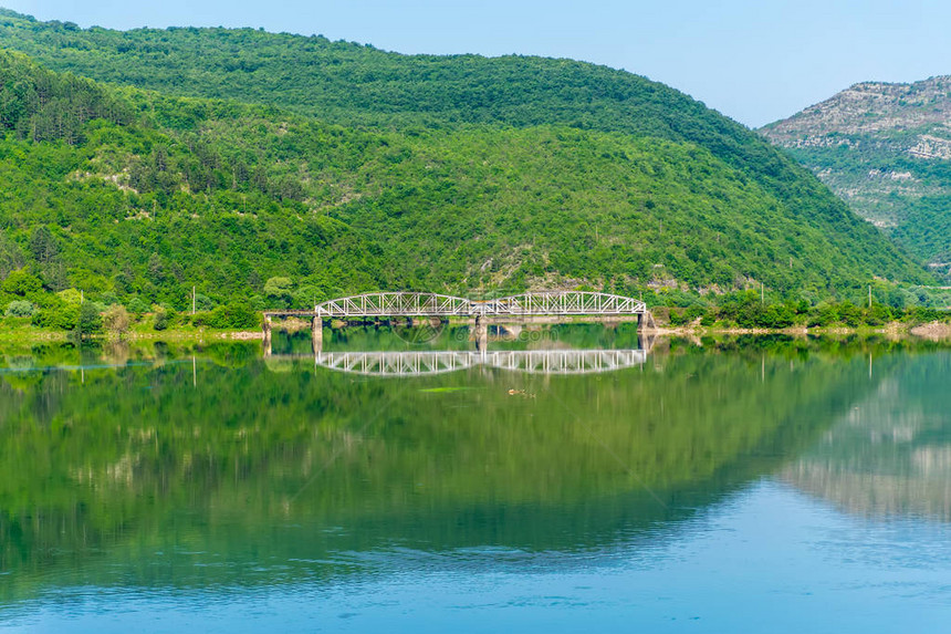 铁路桥越过山区河流图片