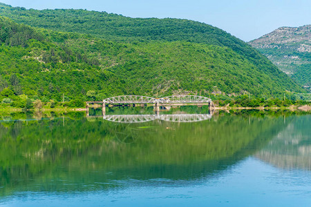 铁路桥越过山区河流图片