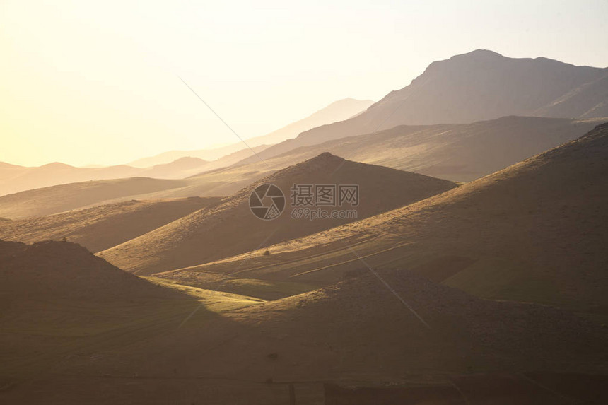 伊朗西部Khorramabad县周围的风景和自然景观在伊朗公路上停留一站在Lorestan省Bisheh山区和图片