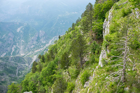 深谷底小村风光图片