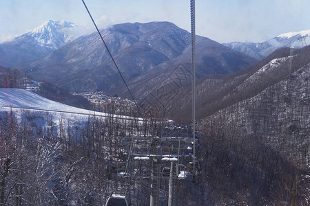 雪山蓝天冬季滑雪图片