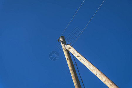 蓝天背景下的电线杆和电线图片