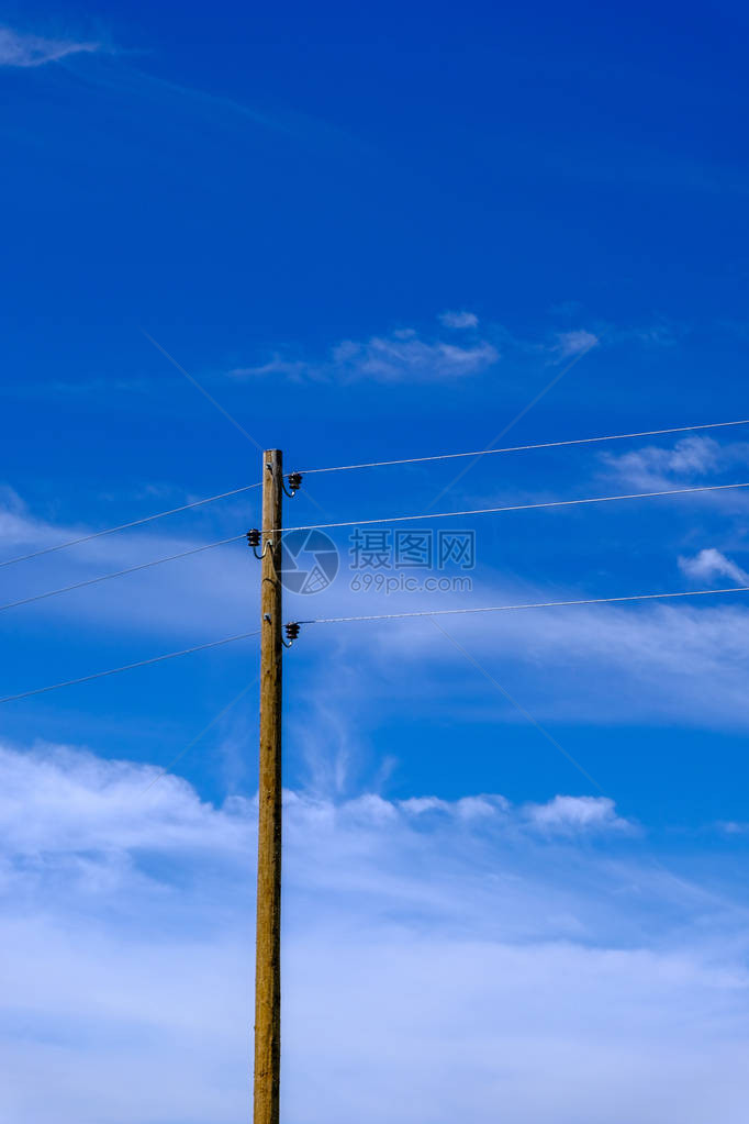 蓝天背景下的电线杆和电线图片