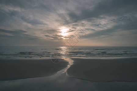 夕阳下海边云朵的美景图片