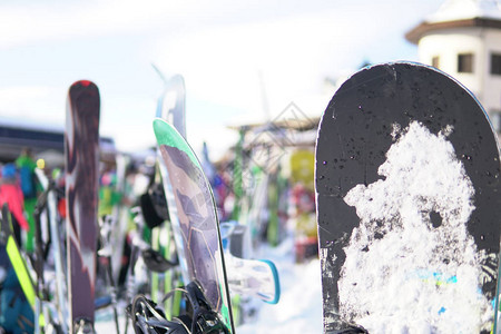 雪山蓝天冬季滑雪场图片