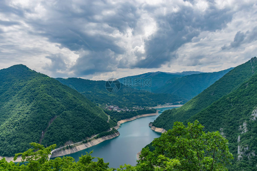 从高山上看风景如画的绿松石湖图片