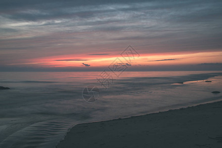 日落时平静的大海的美丽风景图片