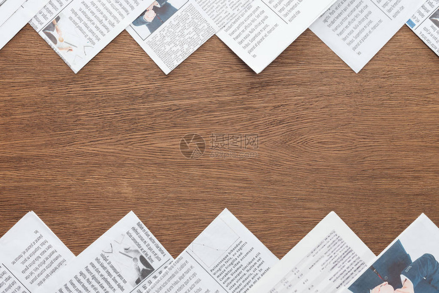 木制桌面上不同报图片
