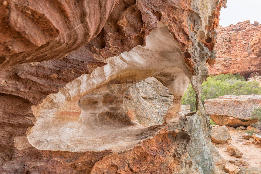 西开普省塞德堡山脉斯泰萨尔洞穴的岩层图片